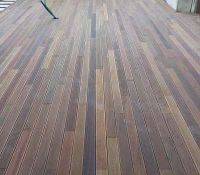 Posa esterna di decking in legno di essenza esotica